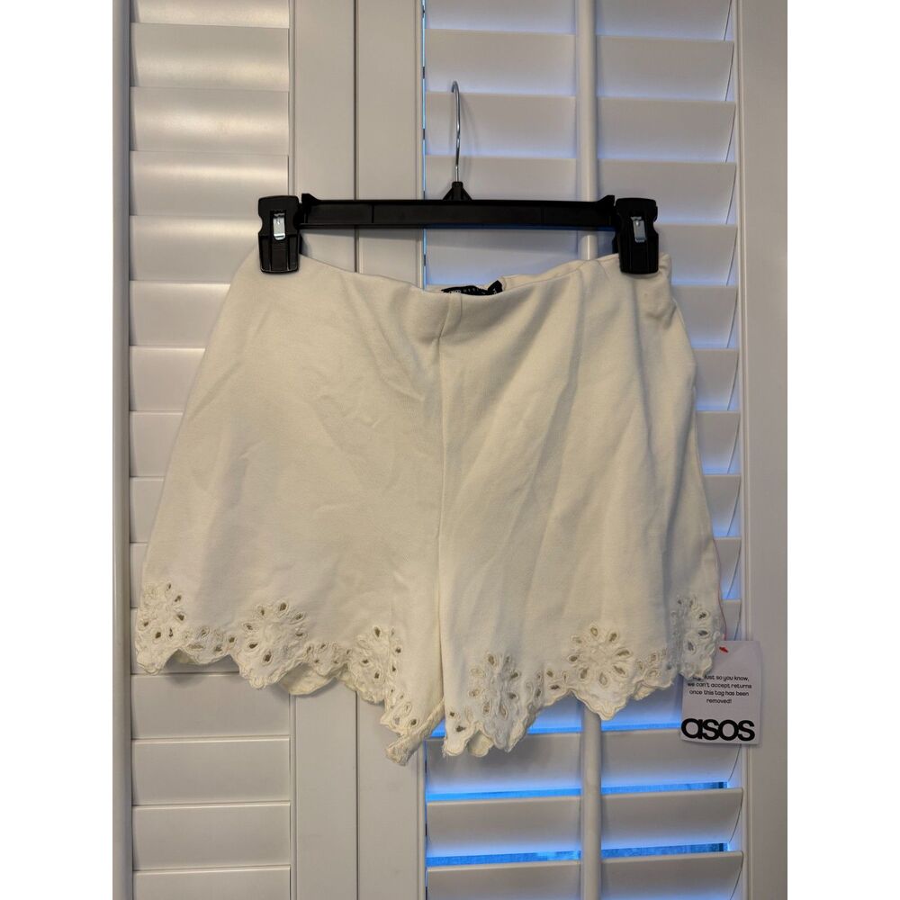 ASOS DESIGN Cream Broderie Eyelet Scallop Hem Mini Shorts Size 4 NWT